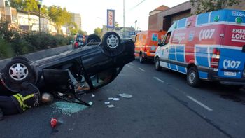 Accidente en Lomas: volcó un auto y hubo un herido