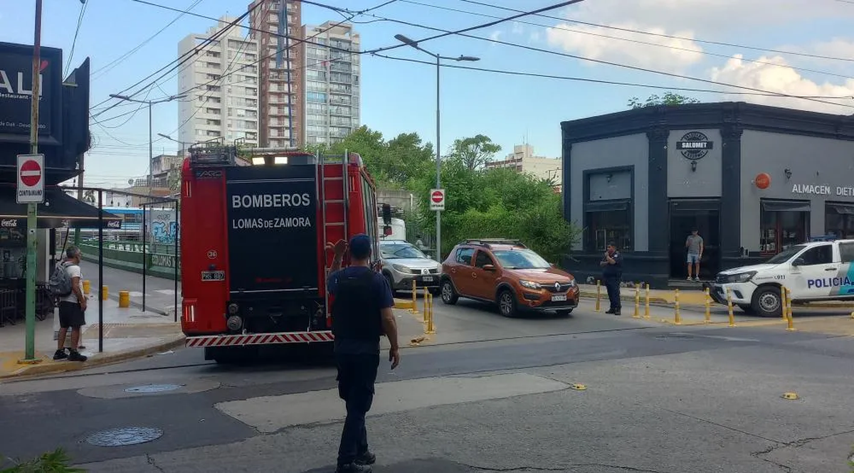 Los Bomberos de Lomas trabajaron en el lugar. 