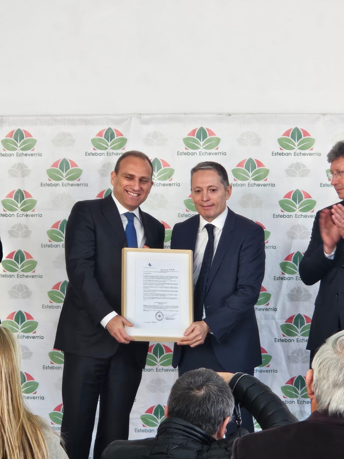 El intendente de Esteban Echeverría, Fernando Gray, junto a Gonçalo Teles Gomes, embajador de la República de Portugal en Argentina.