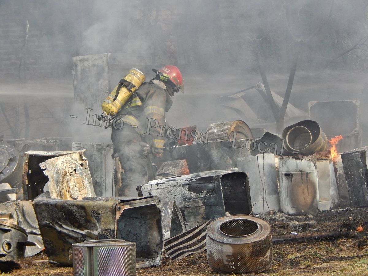 Feroz incendio en un depósito provocó que se quemaran electrodomésticos, un vehículo y parte de la vegetación. 