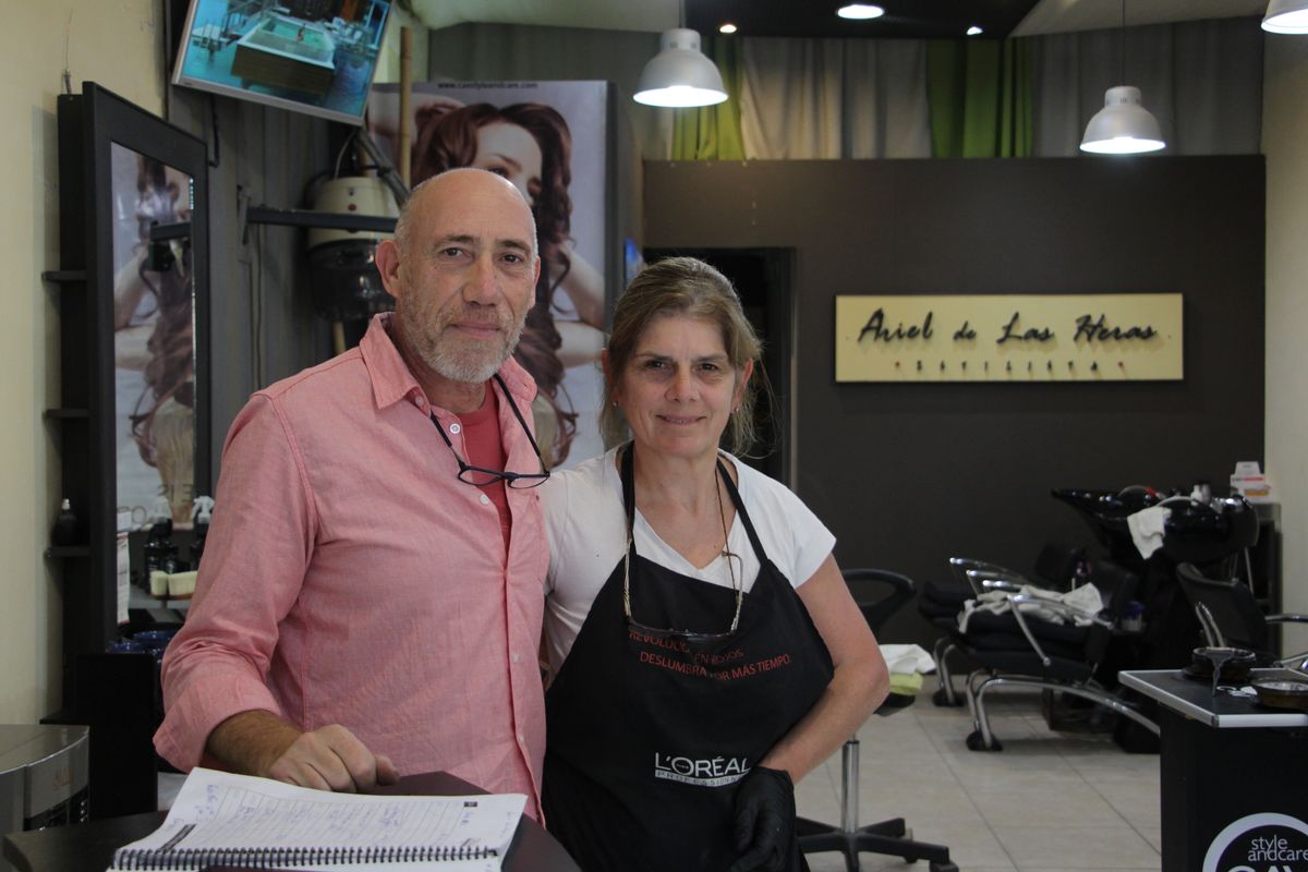 Ariel en su local de Monte Grande junto a su pareja, Cristina.