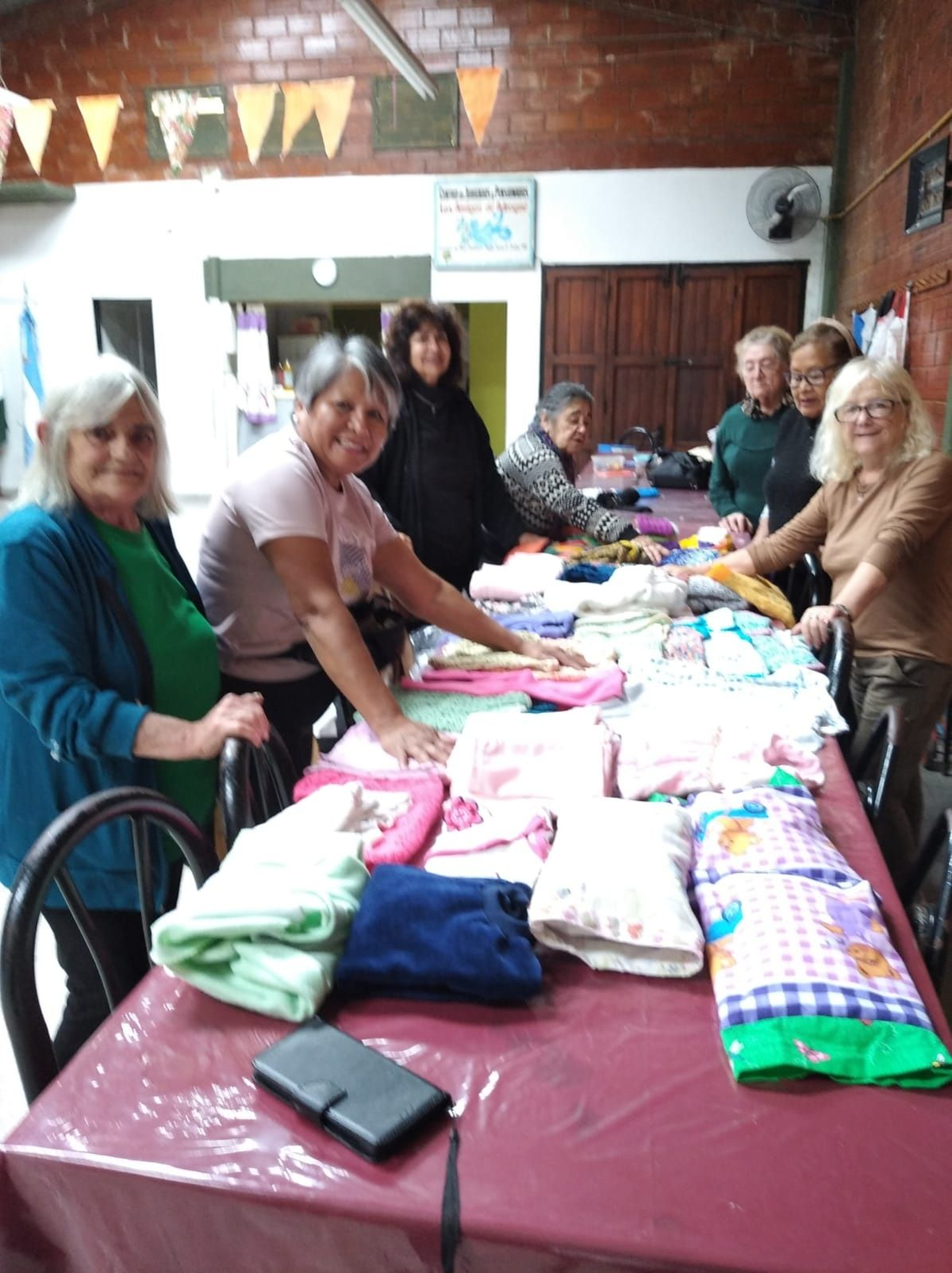 Las vecinas que participan del taller “Tardes de tejido”.