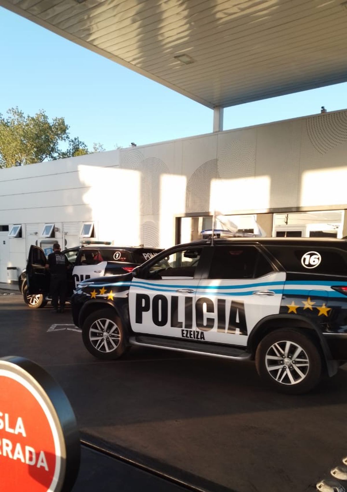 La Policía de Ezeiza, de celeste y blanco ploteo especial por la