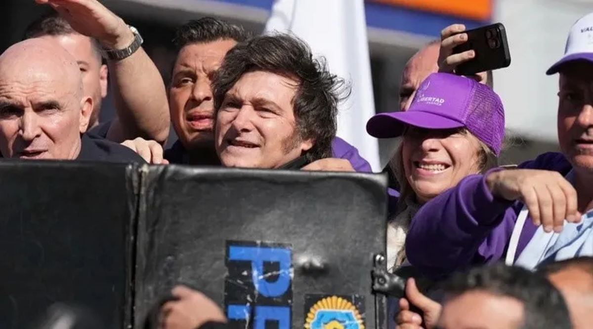 Javier Milei durante la caravana en Lomas de Zamora.