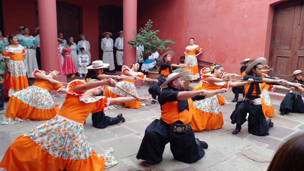 Fueron 54 los bailarines de Monte Grande que realizaron sus presentaciones en el norte del país. 