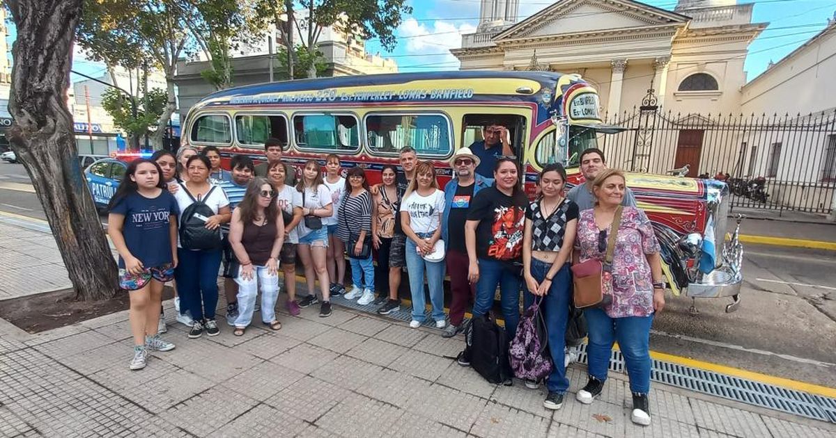 Los circuitos turísticos de Lomas de Zamora se realizan a bordo de un colectivo antiguo.