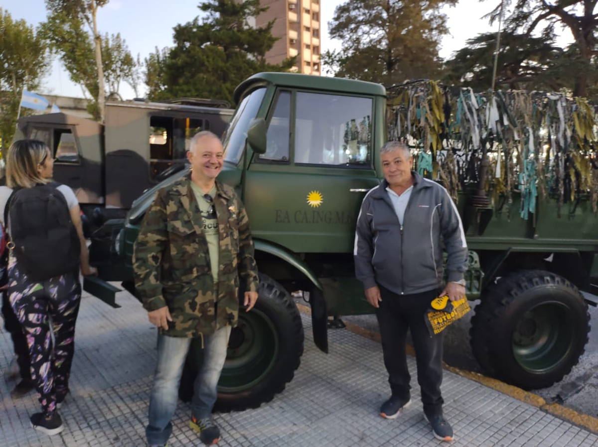 José Luis y el dueño del camión el pasado sábado, en Monte Grande. 