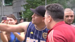 un hincha de boca recibio a river en ezeiza: le pidio una foto a gallardo