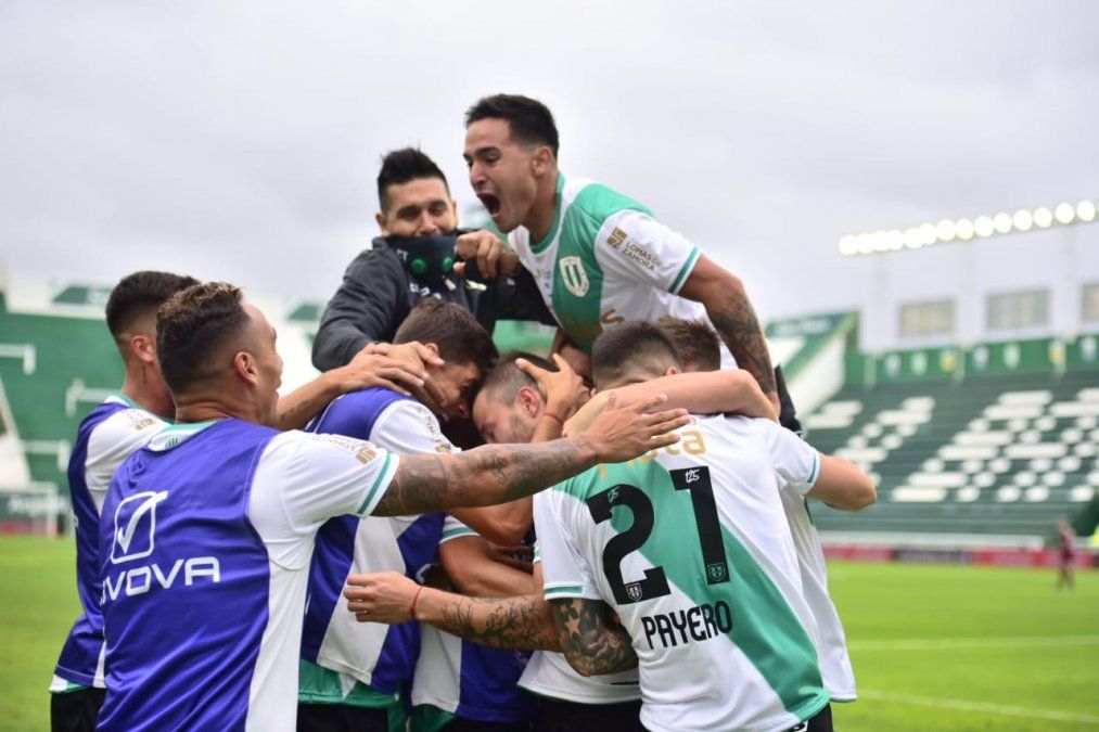 Copa de la Liga: Los jugadores de Banfield, de festejo en el Cl&aacute;sico del Sur.