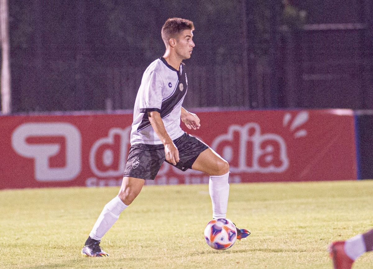 Facundo Garzino es mediocampista, tiene 27 años y maneja los hilos de Claypole desde hace 2 años.