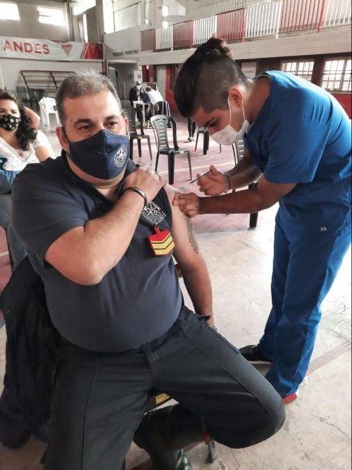 Vacunación de bomberos en el estadio de Los Andes.