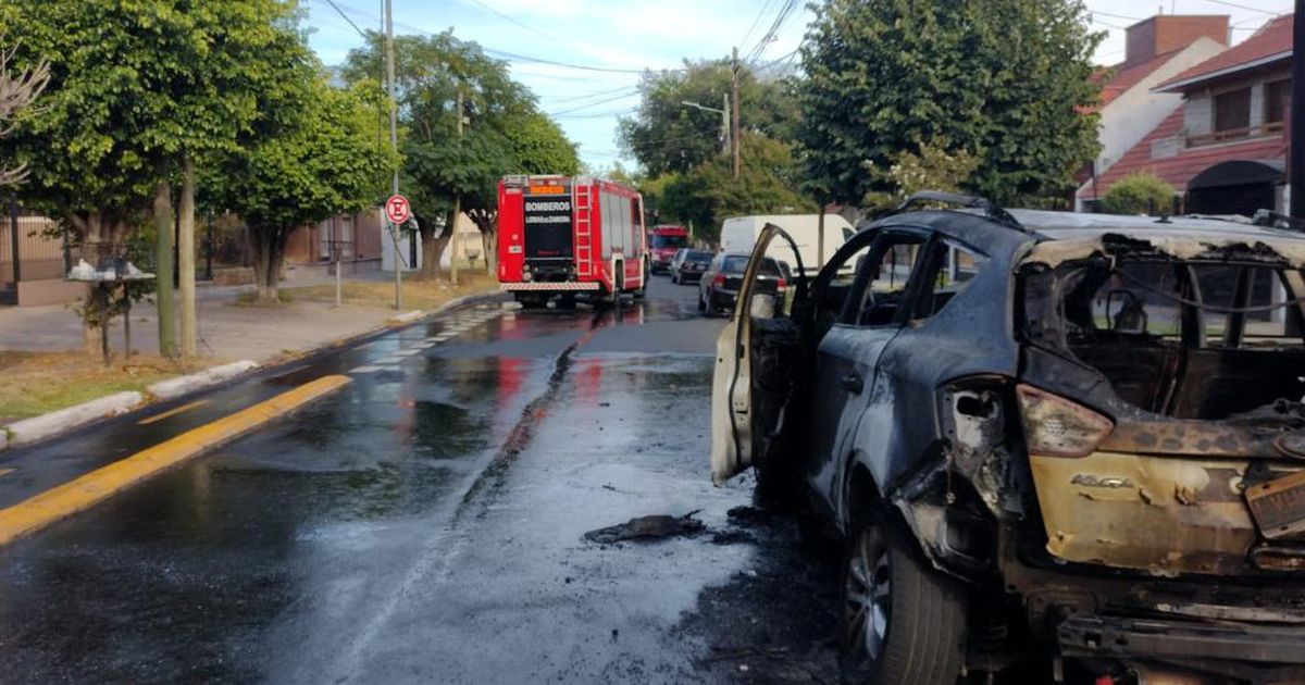 Grave incendio de un auto en Lomas