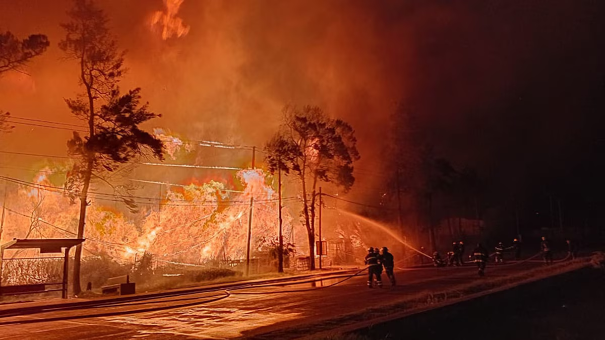 En el lugar trabajan bomberos de toda la región.