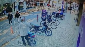 Robaron la moto de un empleado de una farmacia Punto de Salud frente a su trabajo