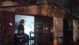 impactante incendio de una vivienda en el jagüel: trabajaron tres dotaciones de bomberos