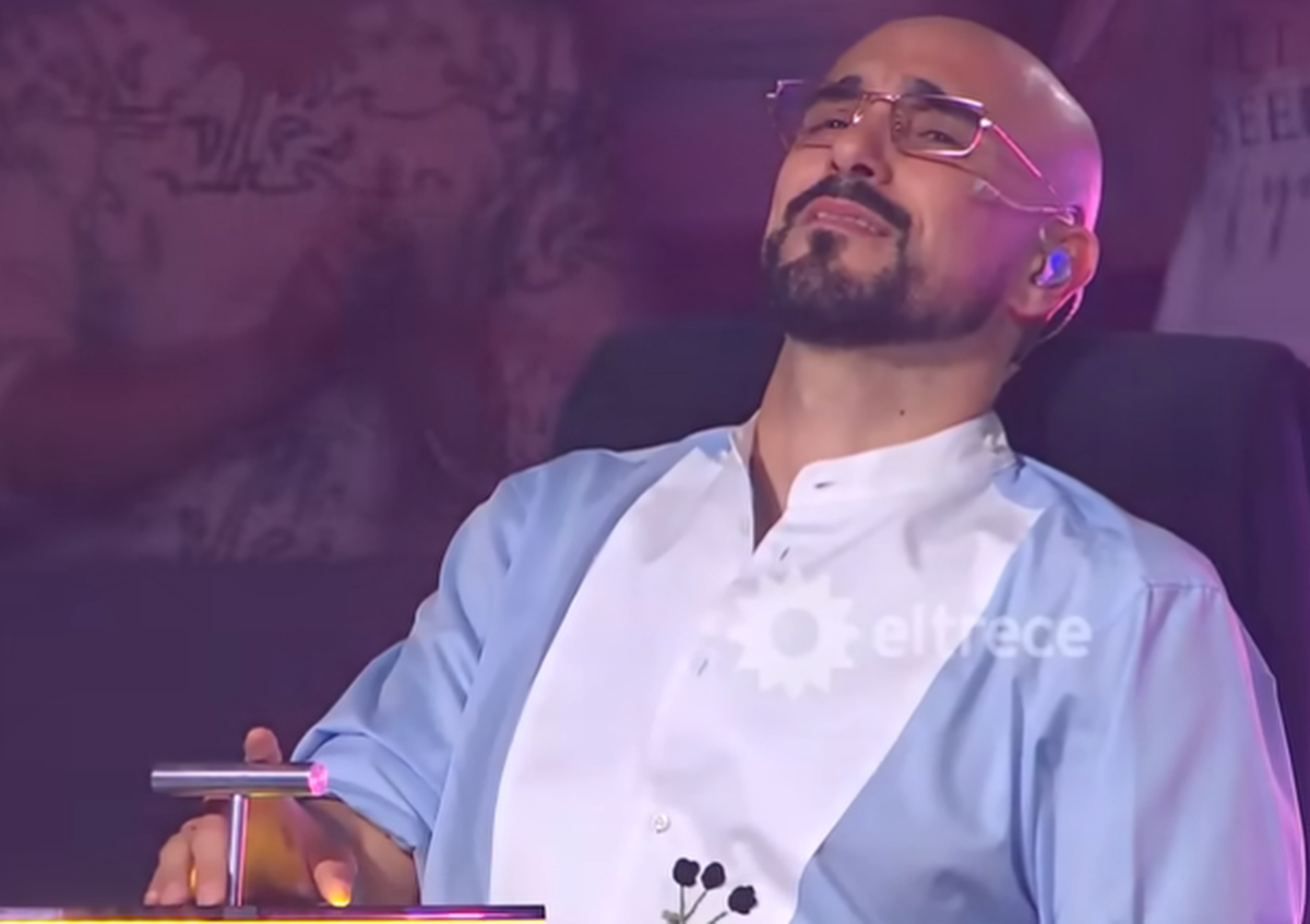 Abel Pintos expresó que no le gustó el modo que eligió para cantar del vecino de Lanús. Abel Pintos expresó que no le gustó el modo que eligió para cantar del vecino de Lanús.