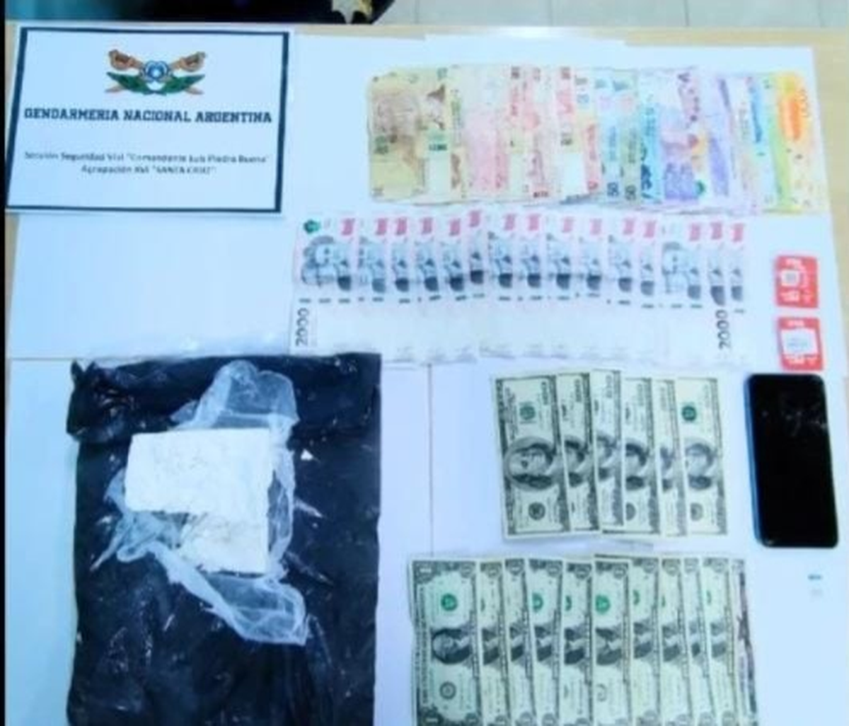 Los elementos secuestrados a la hora de la detención del vecino de Lomas de Zamora. Los elementos secuestrados a la hora de la detención del vecino de Lomas de Zamora.