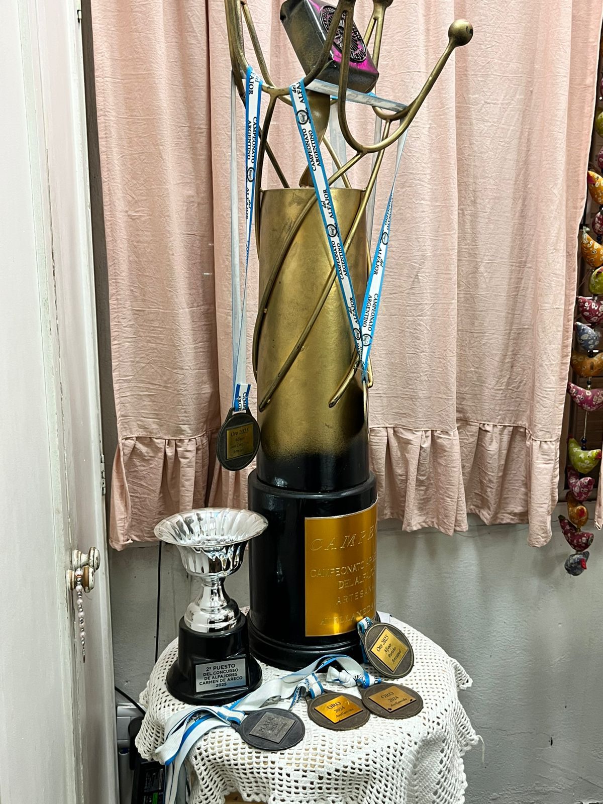 Las medallas obtenidas por el emprendimiento oriundo de Temperley en el Campeonato Argentino del Alfajor y exposiciones anteriores.