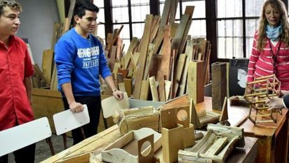 El sueño de la patinadora de 10 años que vende ensalada de frutas