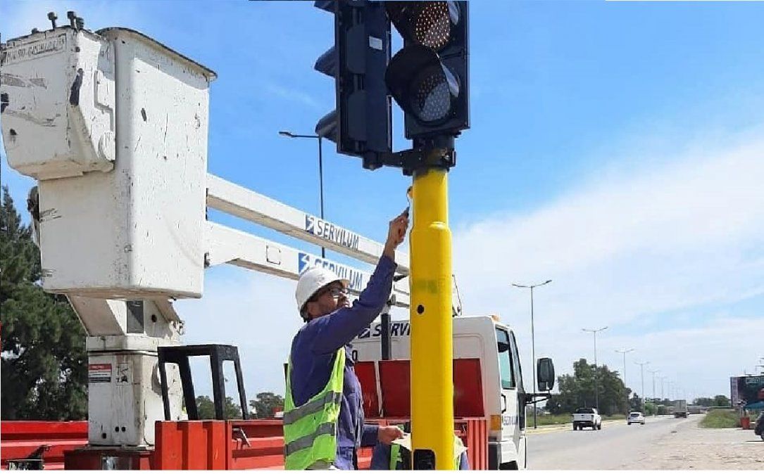Alejandro Korn: instalan un nuevo semáforo sobre la ruta 210