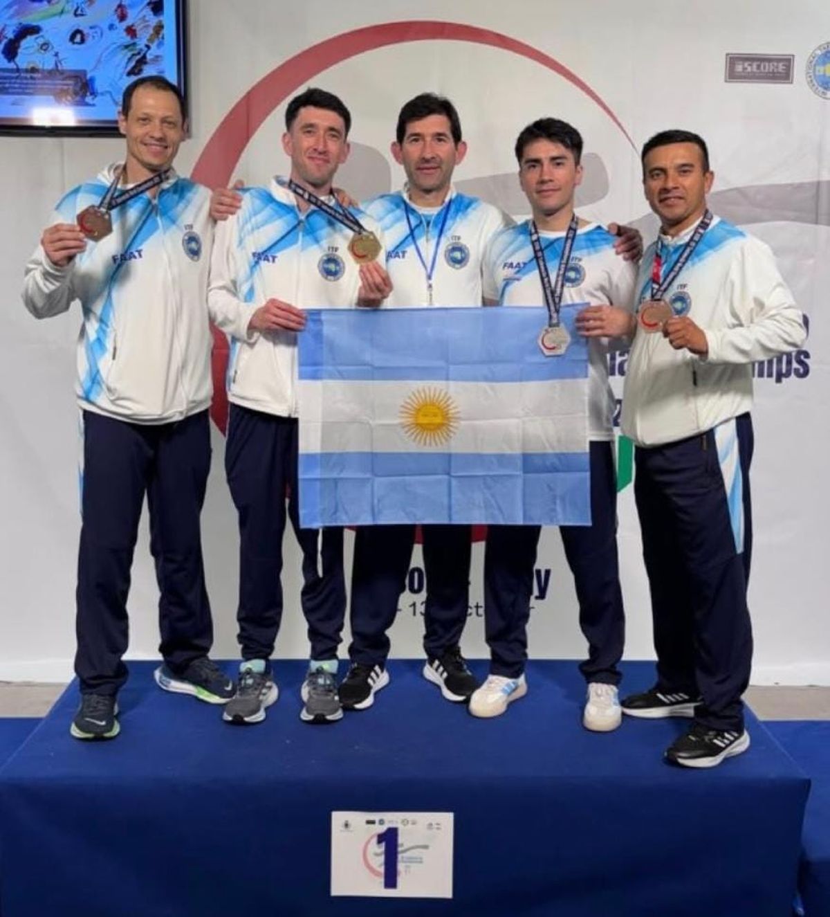 El deportista de Almirante Brown junto a la delegación de Argentina. 