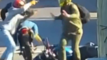 Lomas de Zamora: le apuntaron en la cabeza y le robaron la moto