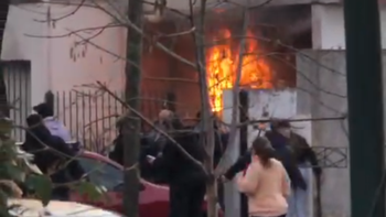 Se incendió una casa en Luis Guillón y una vecina escapó por el techo: ahora necesitan ayuda