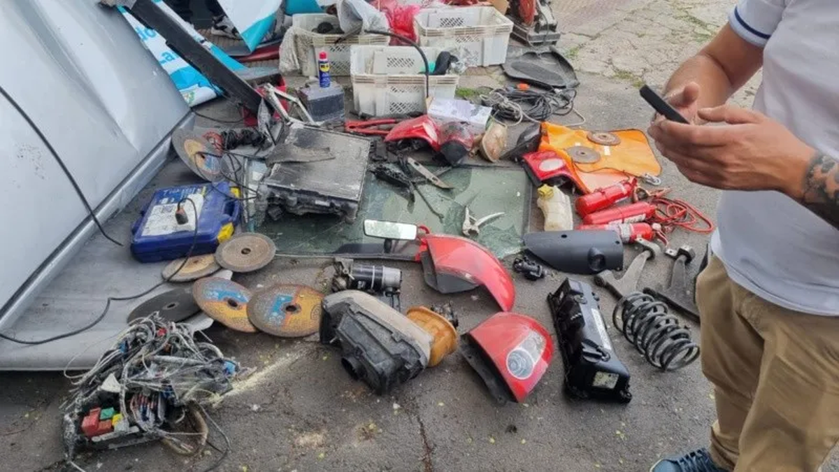 Algunas de las autopartes halladas durante el allanamiento en Lanús.  