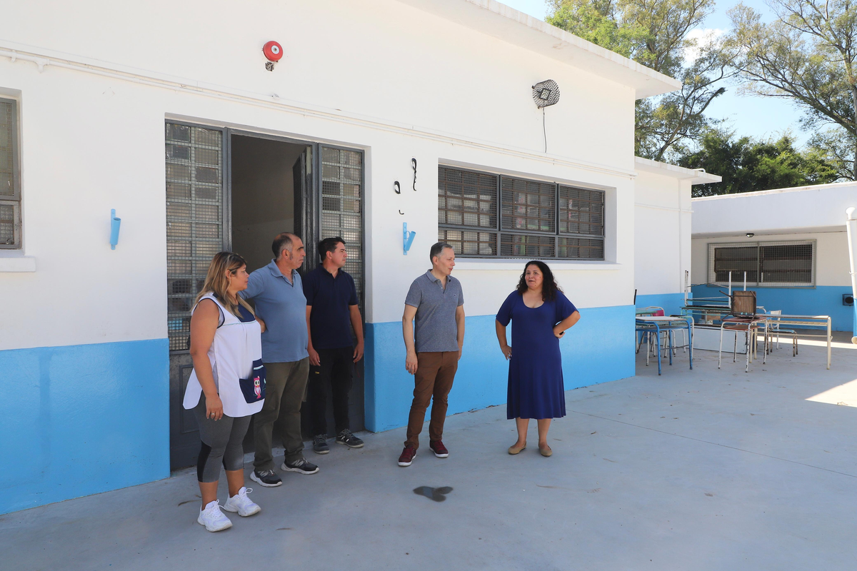 El intendente de Esteban Echeverr&iacute;a, Fernando Gray, recorri&oacute; las obras que se realizan en dos escuelas de 9 de Abril.&nbsp;