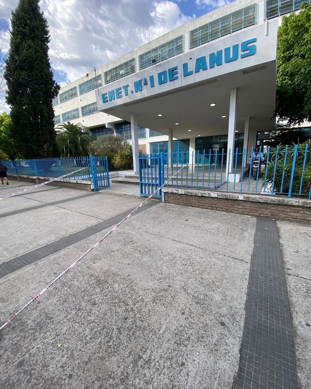 Lanús: evacuaron una escuela técnica tras una amenaza de bomba