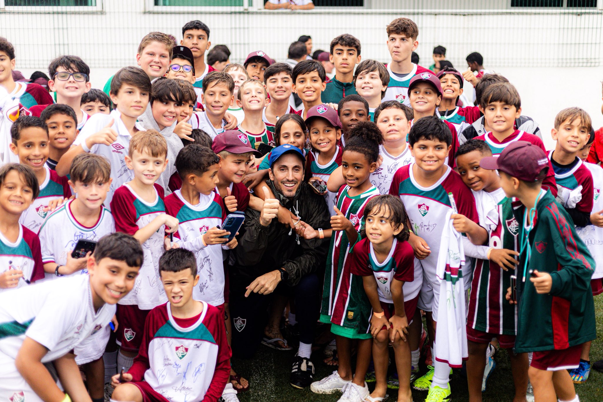 Luis Zubeldía, ex Lanús, con los chicos de Fluminense tras haberse recuperado.