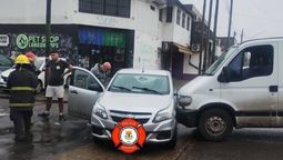 choque entre auto y camioneta en almirante brown: una persona sufrio heridas leves