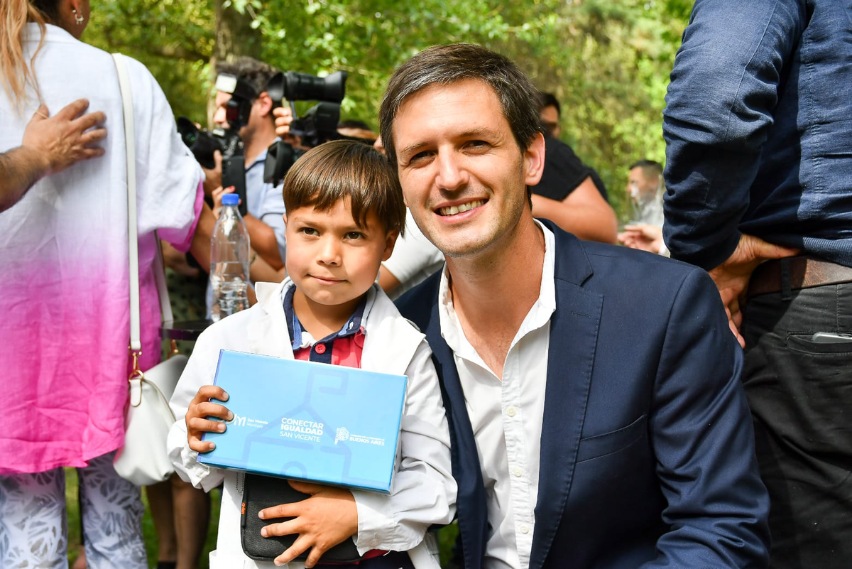  La entrega de las 260 tablets se dio en el marco del programa Conectar Igualdad San Vicente. 