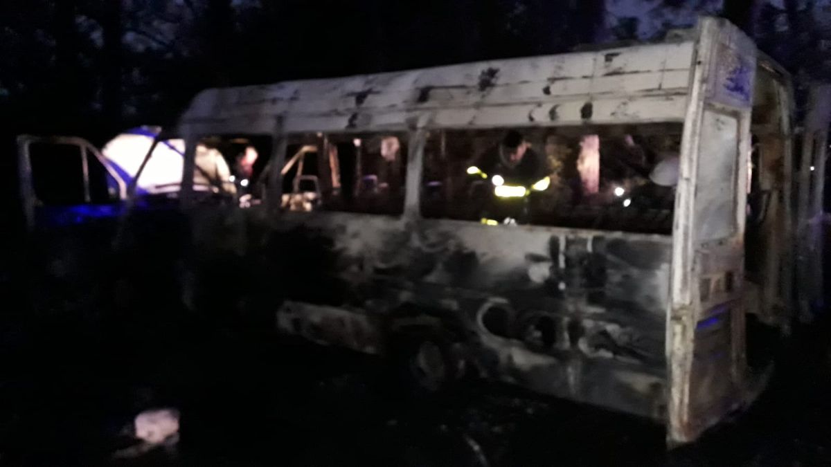 Prendieron fuego una combi en la Autopista Ezeiza-Cañuelas.
