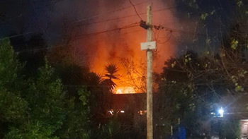Voraz incendio en Burzaco: afectó a una vivienda con depósito
