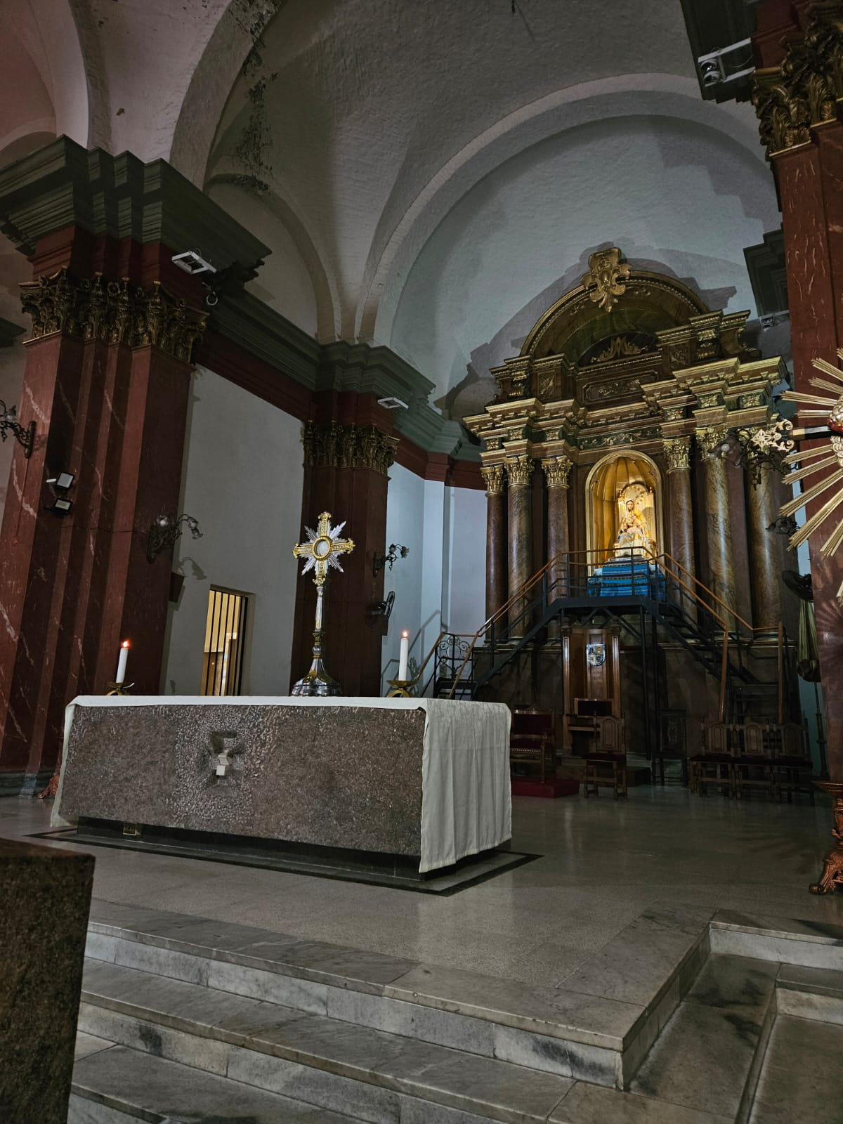 El interior de la catedral Nuestra Señora de la Paz, de Lomas de Zamora.