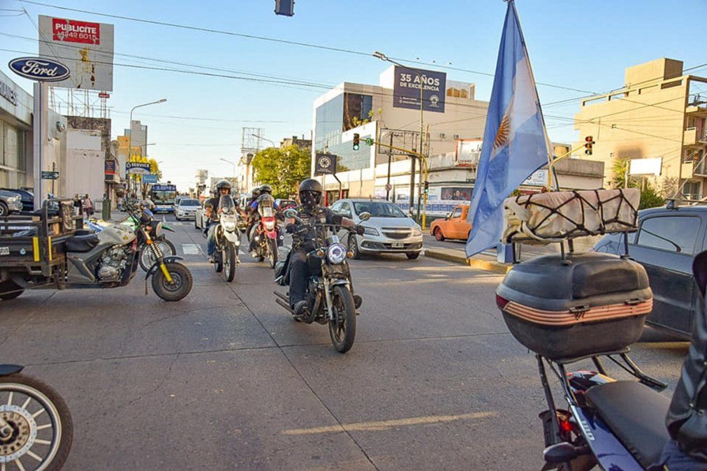 Motoqueros llegando a Lomas de Zamora.