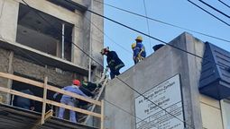 lanus: cuatro obreros quedaron colgados de un andamio