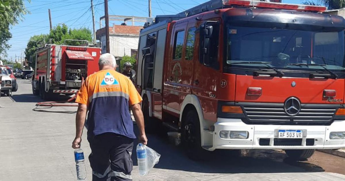 Bomberos y personal de Defensa Civil de Lomas de Zamora trabajan en el combate al incendio.