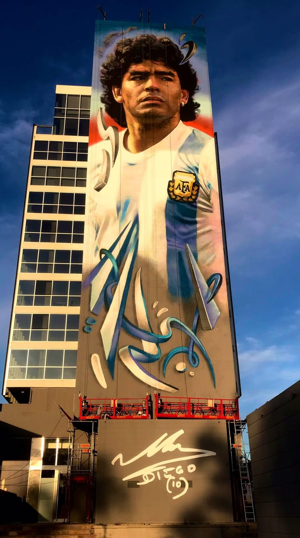 El mural podrá ser visto por los aviones que arriben o despeguen de la pista 1129, que “cruza” la autopista Ezeiza Cañuelas. 