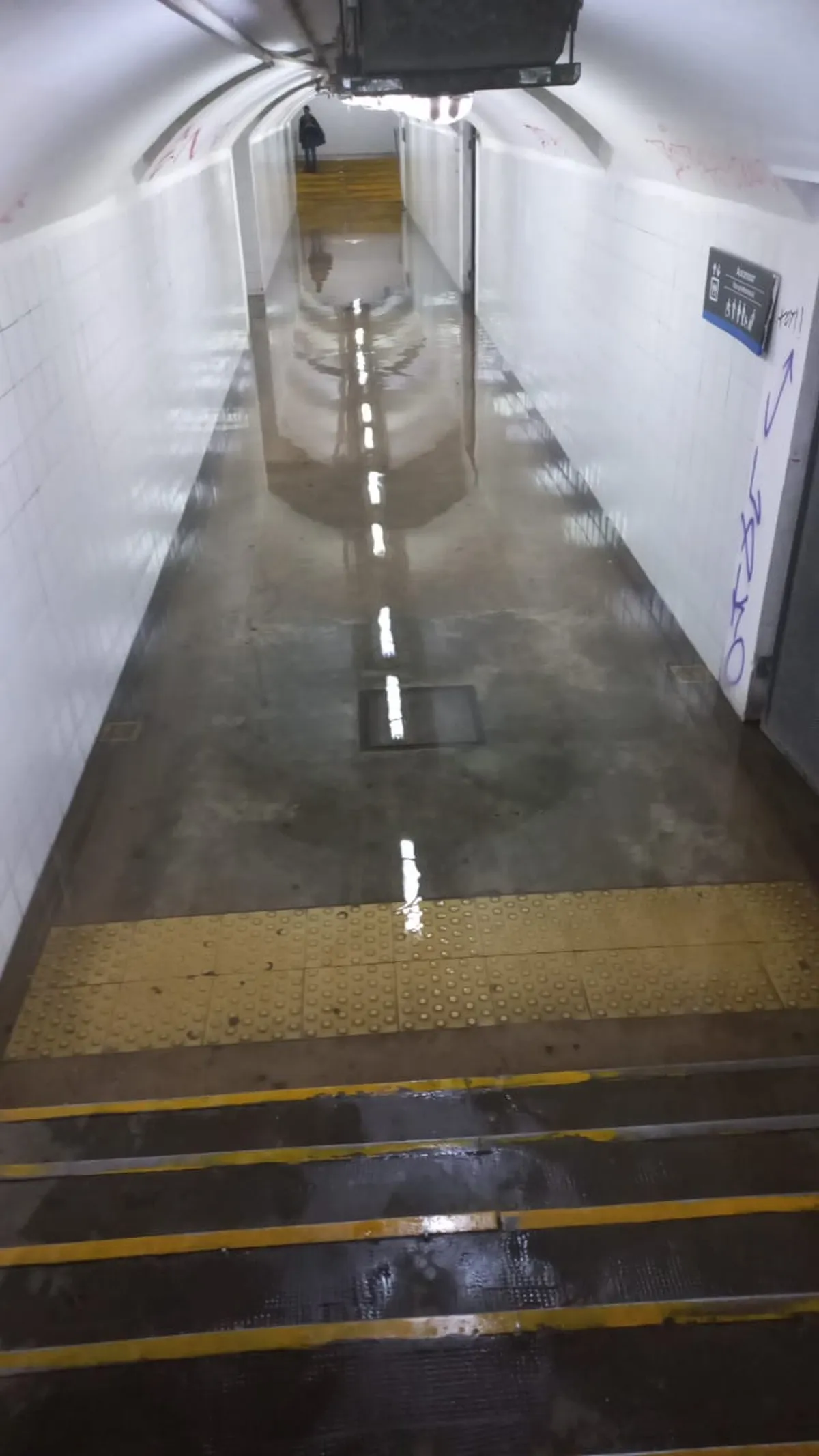 As&iacute; se encuentra el paso bajo nivel de la estaci&oacute;n de Monte Grande tras el temporal.