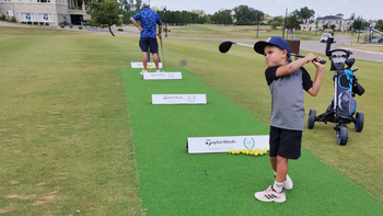 Entre el tenis y el golf, las pasiones de un vecinito de Canning de seis años