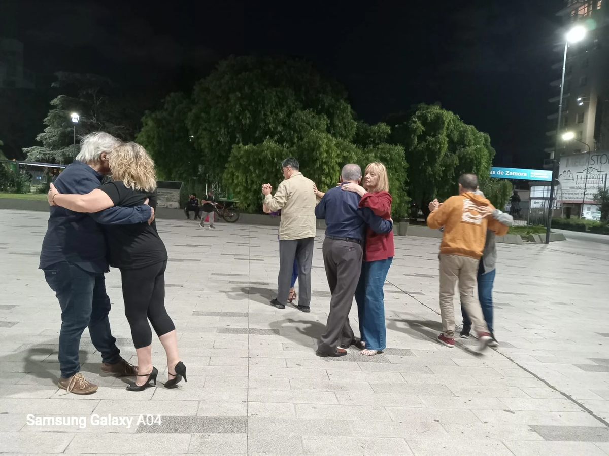 La Plaza Grigera es escenario de los encuentros milongueros al aire libre en Lomas de Zamora. 