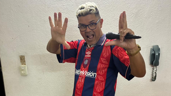 Vive en Don Orione e imita a Marcelo Tinelli desde hace 32 años: la historia de Omar Benítez