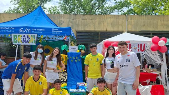 La Escuela Secundaria N°2 de San Vicente festejó con carrozas los 10 años de su Feria de las Colectividades