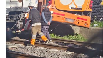 El Tren Roca chocó a una combi en Ezeiza: cinco heridos