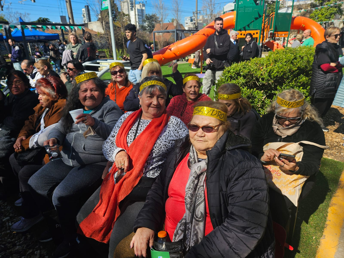 Cientos de fanáticos estuvieron presentes en la plaza Roberto Sánchez, en Banfield.