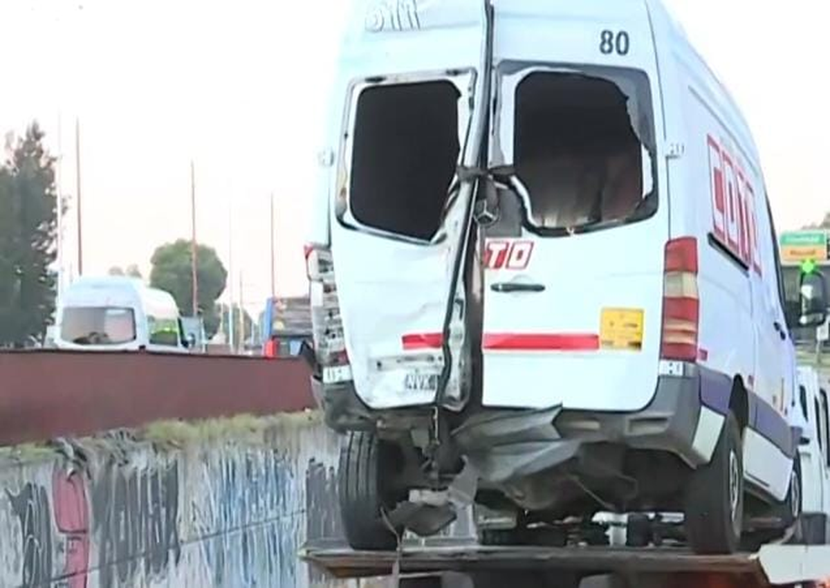 Unos de los vehículos afectados tras el choque en la Autopista Ricchieri. Unos de los vehículos afectados tras el choque en la Autopista Ricchieri.