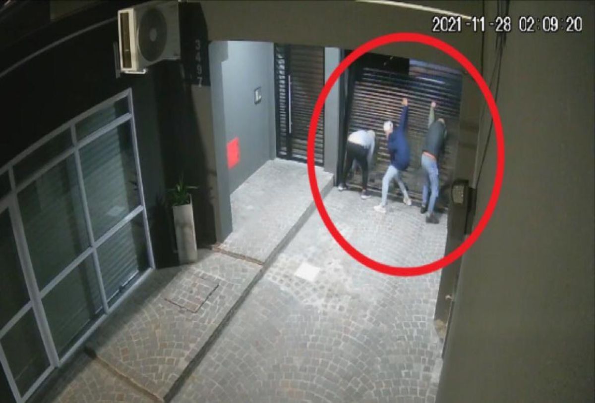 Video: así intentaron robar en el garage de un edificio en Lanús