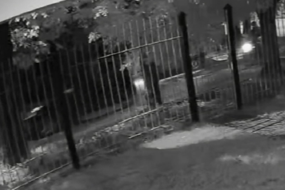 El auto (izquierda) y la moto (derecha) en los que llegaron los delincuentes a la casa del jubilado.